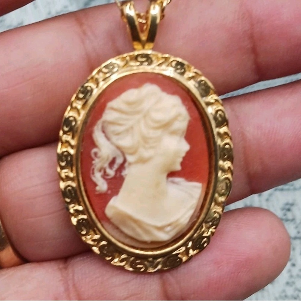 Vintage Large Gold Tone Oval Cameo Pendant Chain Necklace